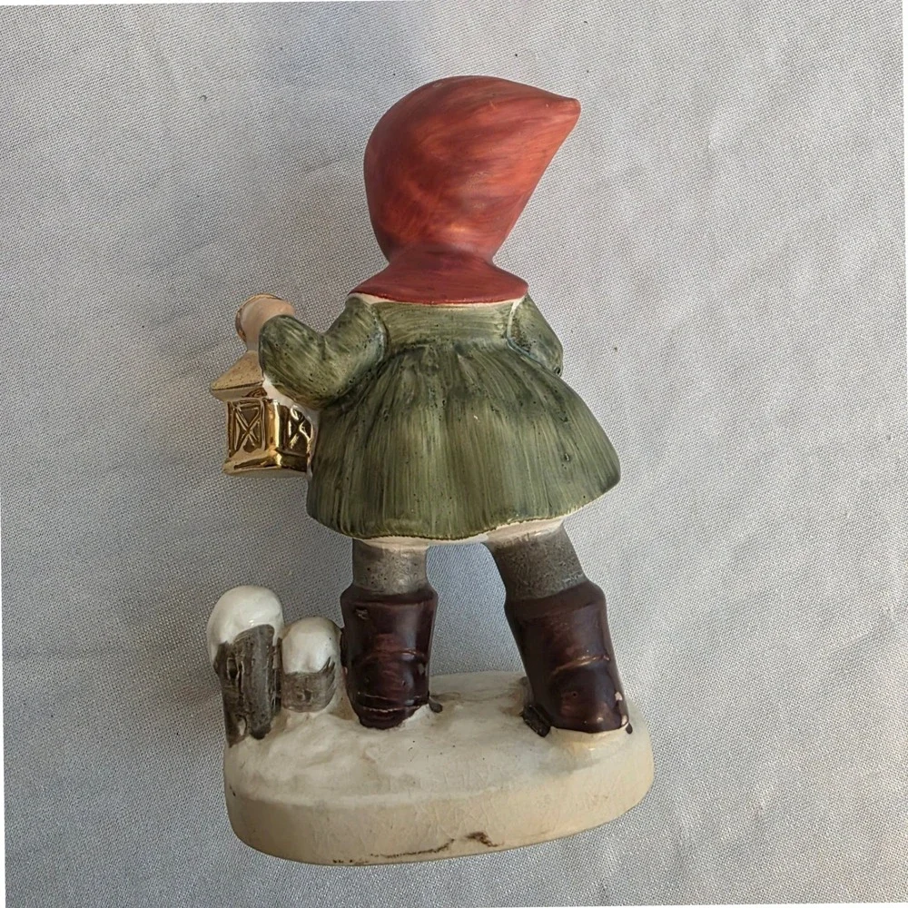 Rare Napco Christmas Girl Figurine X8367 Muff‎ Lantern Holly Hand Painted